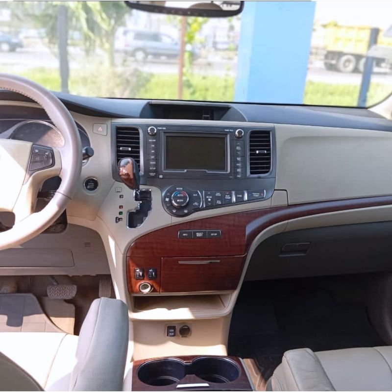 Thumbnail 9 of 2012 Toyota Sienna XLE